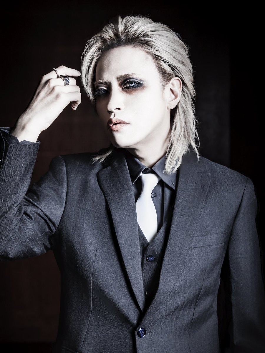 RAZOR_official_'s tweet photo. 【RAZOR最新アーティスト写真公開】

Vo.猟牙
Gt.剣
Gt.衍龍

https://t.co/PokuqsWKqd https://t.co/85V9v2TOps