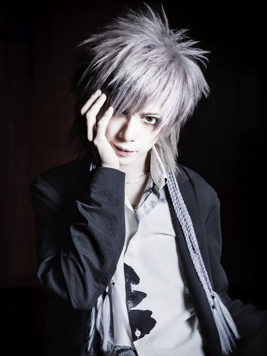 RAZOR_official_'s tweet photo. 【RAZOR最新アーティスト写真公開】

Vo.猟牙
Gt.剣
Gt.衍龍

https://t.co/PokuqsWKqd https://t.co/85V9v2TOps