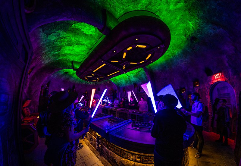 STAR WARS GALAXY EDGE ✨
¡Quiero vivir aquí para siempre!

Una auténtica pasada esta zona temática dentro de Hollywood Studios en Disney World Orlando 🌴🥥 🇺🇸

Puedes crear tu propio sable láser en Savi's Workshop Lightsaber escogiendo tú cristal... 😍

No quiero volver... 🤭