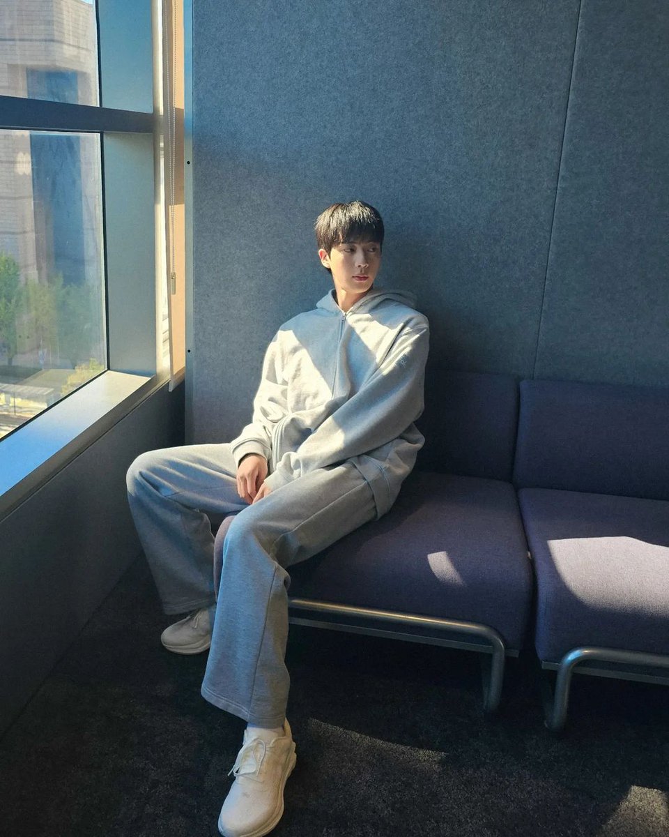 _bts_jin7's tweet photo. نور افتاده‌ روی صورتش.
پرستیدنیِ زیبا :) https://t.co/FGhp3tB33I