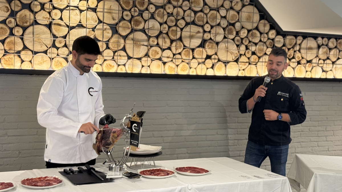 Presentación del nuevo jamón de bellota 100% raza ibérica Dehesa Casablanca en el restaurante Latxaska Etxea - Nutriguía (Desde 2002) nutriguia.com/gastronomia/pr…