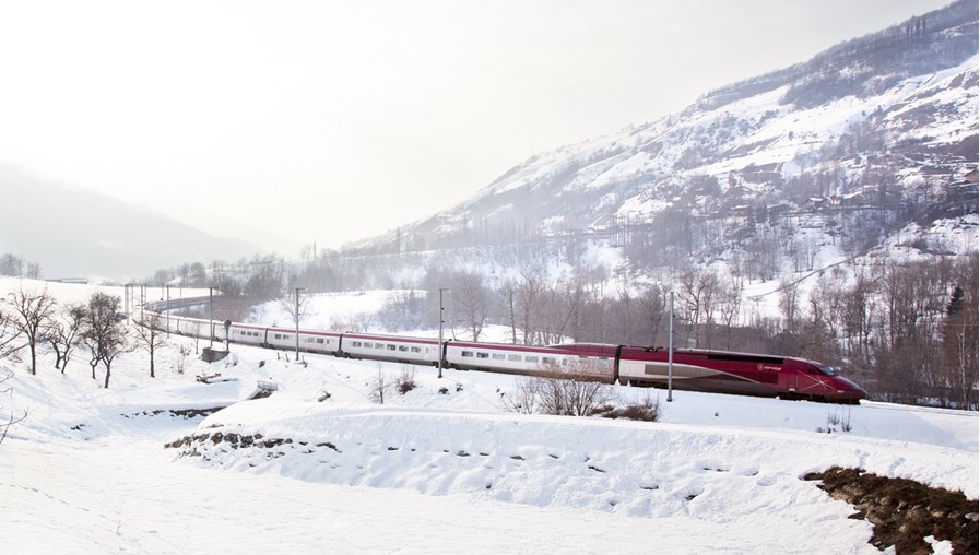 🚄❄️ Ready for a stress-free trip to the Alps? From Dec 21, 2024, to April 12, 2025, #EurostarSnow takes you directly from Belgium or the Netherlands to the heart of the Alps. Comfort, Wi-Fi, and a 90% lower carbon footprint than driving! 🌍🎿 #SustainableTravel #SkiSeason