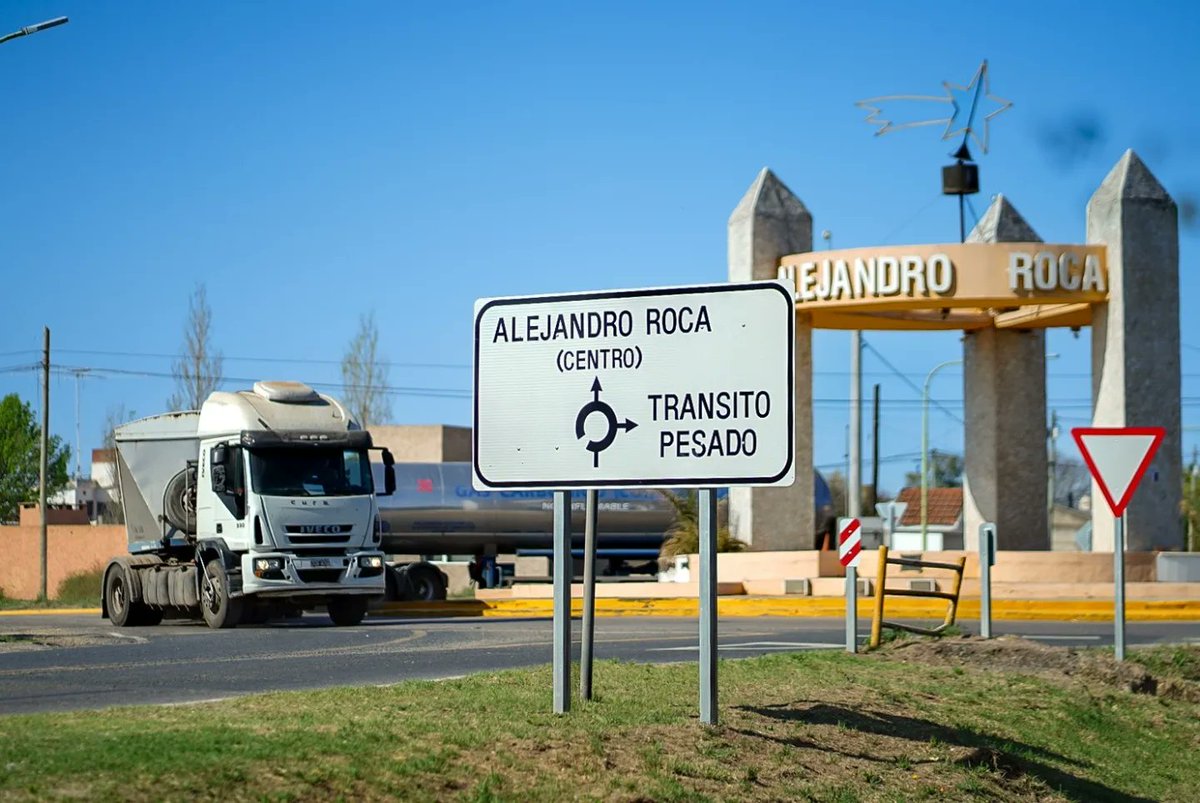 DelegacionRioIV's tweet photo. 🙌 #AlejandroRoca: 🚧Quedó habilitado el desvío de tránsito pesado 🚛

 ✅ El gobernador @MartinLlaryora dejó habilitada la obra de desvío de tránsito pesado 🚚, lo que representa una significativa mejora en materia de seguridad vial para el depto Juárez Celman y la región. https://t.co/8eVmkdYkJA