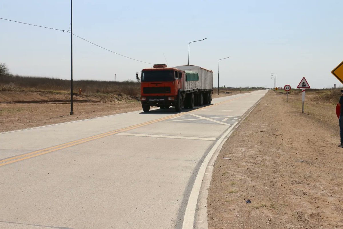 DelegacionRioIV's tweet photo. 🙌 #AlejandroRoca: 🚧Quedó habilitado el desvío de tránsito pesado 🚛

 ✅ El gobernador @MartinLlaryora dejó habilitada la obra de desvío de tránsito pesado 🚚, lo que representa una significativa mejora en materia de seguridad vial para el depto Juárez Celman y la región. https://t.co/8eVmkdYkJA