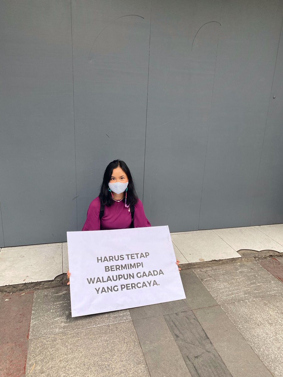 pppystweets's tweet photo. Belakangan ini seliweran tweet tentang umur 25 yang udah telat buat mulai apapun. Sedih..keras banget ya standar di negara ini?

Kalo kamu di fase itu, pls remember this mantra: Kamu sedang bertumbuh, dan itu sudah cukup.

And here’s ur guide to survive as a 25 in Indo (A thread) https://t.co/l0exDwnBGl