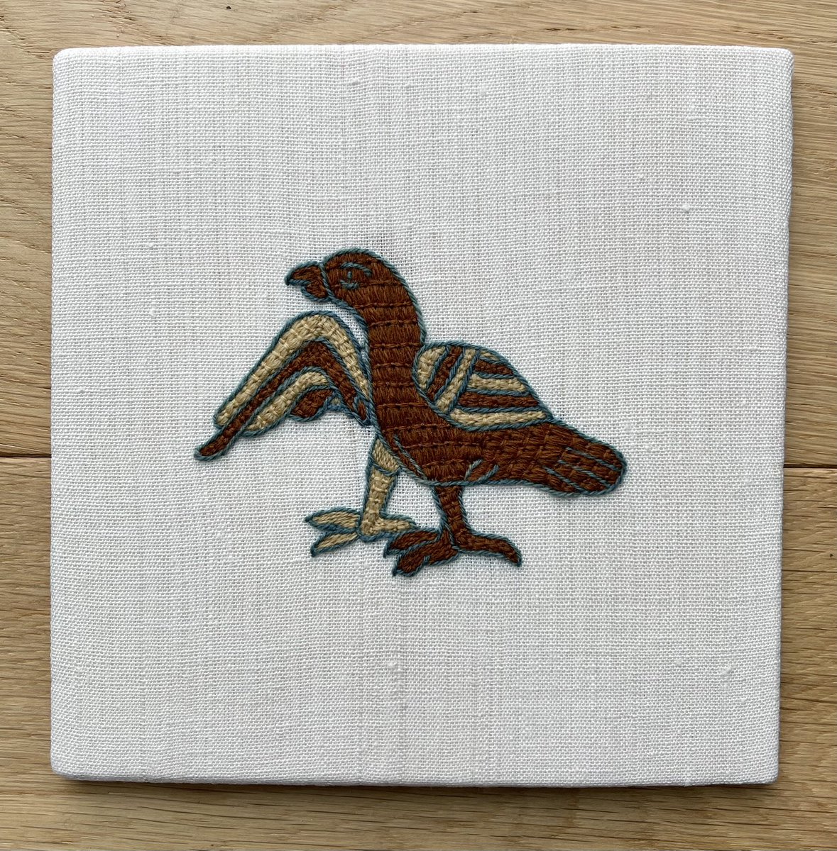 Yesterday I started teaching the @royalneedlework Bayeux Tapestry bird class.

Had a lovely 2hr session kicking off with outlines before moving onto some of the laid &amp; couched (Bayeux stitch) filling. 

Here’s to our next &amp; final session next Monday!