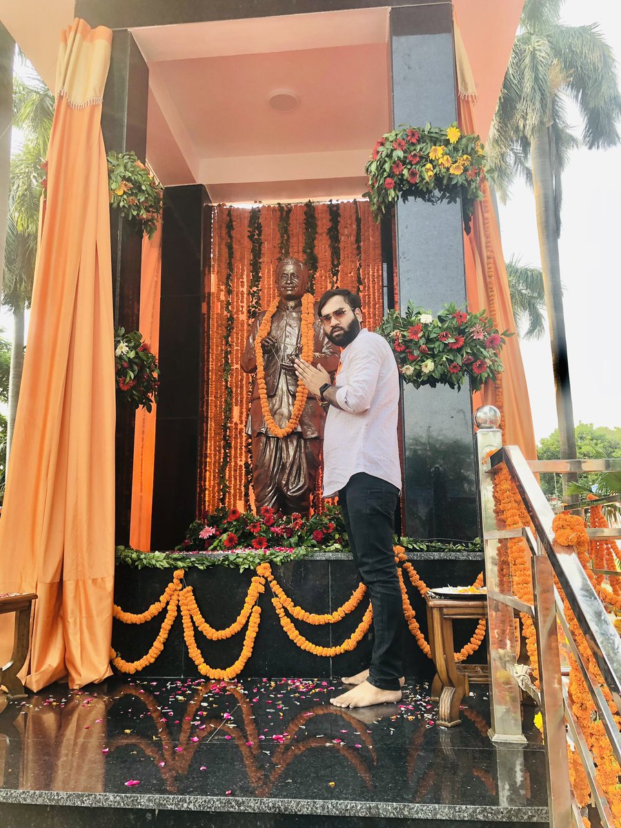 bjprishabhrd's tweet photo. बाराबंकी में उत्तर प्रदेश के यशस्वी माननीय मुख्यमंत्री परम पूज्य #योगी_आदित्यनाथ_महाराज जी के कर कमलों से #पंडित_दीनदयाल_उपाध्याय_जी की #प्रतिमा के #अनावरण एवं पंडित दीनदयाल उपाध्याय जी के जीवन पर आधारित प्रदर्शनी का #उद्घाटन/जनसभा कार्यक्रम मैं रहना हुआ 🙏 https://t.co/EcTM2Gji2A