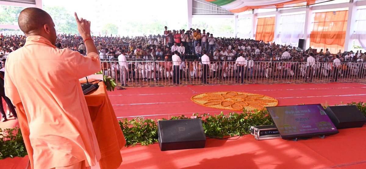 bjprishabhrd's tweet photo. बाराबंकी में उत्तर प्रदेश के यशस्वी माननीय मुख्यमंत्री परम पूज्य #योगी_आदित्यनाथ_महाराज जी के कर कमलों से #पंडित_दीनदयाल_उपाध्याय_जी की #प्रतिमा के #अनावरण एवं पंडित दीनदयाल उपाध्याय जी के जीवन पर आधारित प्रदर्शनी का #उद्घाटन/जनसभा कार्यक्रम मैं रहना हुआ 🙏 https://t.co/EcTM2Gji2A
