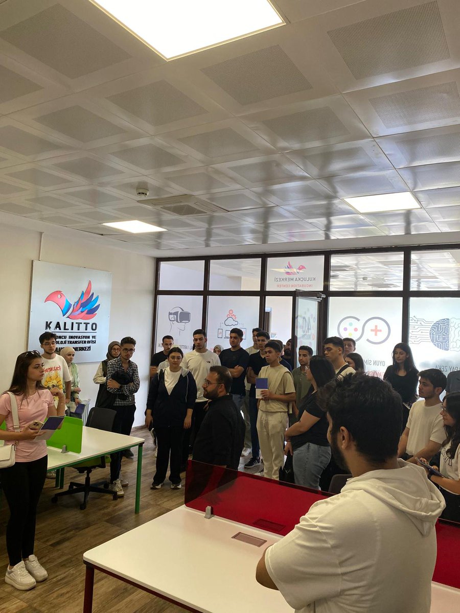 HKUEng's tweet photo. Mühendislik Fakültesi olarak yeni öğrencilerimizle bir araya geldik! 🎉

Akademik ve idari kadromuz eşliğinde, sınıflarımız, laboratuvarlarımız, Kalyon Garaj ve KALİTTO binası tanıtıldı.✨

Aramıza tekrardan hoş geldiniz!🎊💐
@hkunv 
@TurkayDereli https://t.co/dTfLUcaLiy