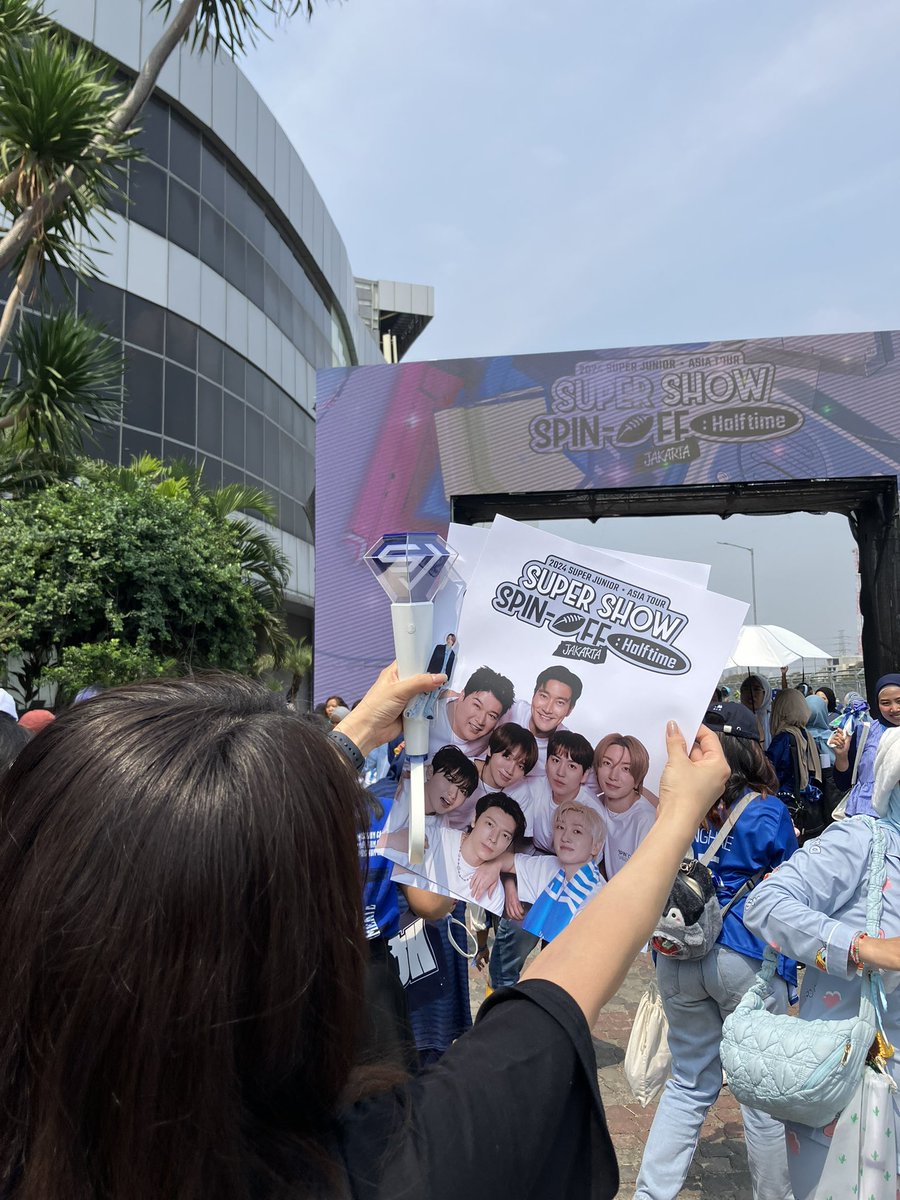 teuk___83's tweet photo. SUPER SHOW SPIN-OFF Half time in Jakarta༄💙
アジアツアーオーラスジャカルタ公演行けて本当に幸せだった🥲
SPY見れてもう心残りはないし、ジャカルタ公演の熱気に嬉しくなったし、私がオタクを続ける1番の理由だなあって再確認した🙂‍↕️🙂‍↕️🙂‍↕️おにいさんたちありがとツアーお疲れ様🐥🫶 https://t.co/ajl4RnvN9S