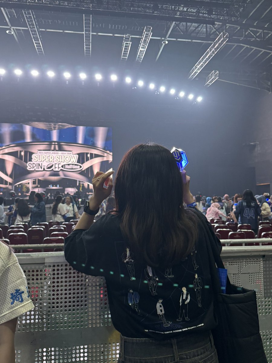 teuk___83's tweet photo. SUPER SHOW SPIN-OFF Half time in Jakarta༄💙
アジアツアーオーラスジャカルタ公演行けて本当に幸せだった🥲
SPY見れてもう心残りはないし、ジャカルタ公演の熱気に嬉しくなったし、私がオタクを続ける1番の理由だなあって再確認した🙂‍↕️🙂‍↕️🙂‍↕️おにいさんたちありがとツアーお疲れ様🐥🫶 https://t.co/ajl4RnvN9S