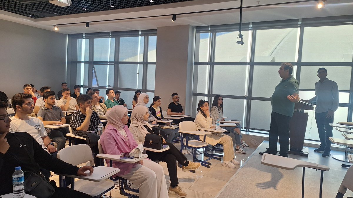 HKUEng's tweet photo. Mühendislik Fakültesi olarak yeni öğrencilerimizle bir araya geldik! 🎉

Akademik ve idari kadromuz eşliğinde, sınıflarımız, laboratuvarlarımız, Kalyon Garaj ve KALİTTO binası tanıtıldı.✨

Aramıza tekrardan hoş geldiniz!🎊💐
@hkunv 
@TurkayDereli https://t.co/dTfLUcaLiy
