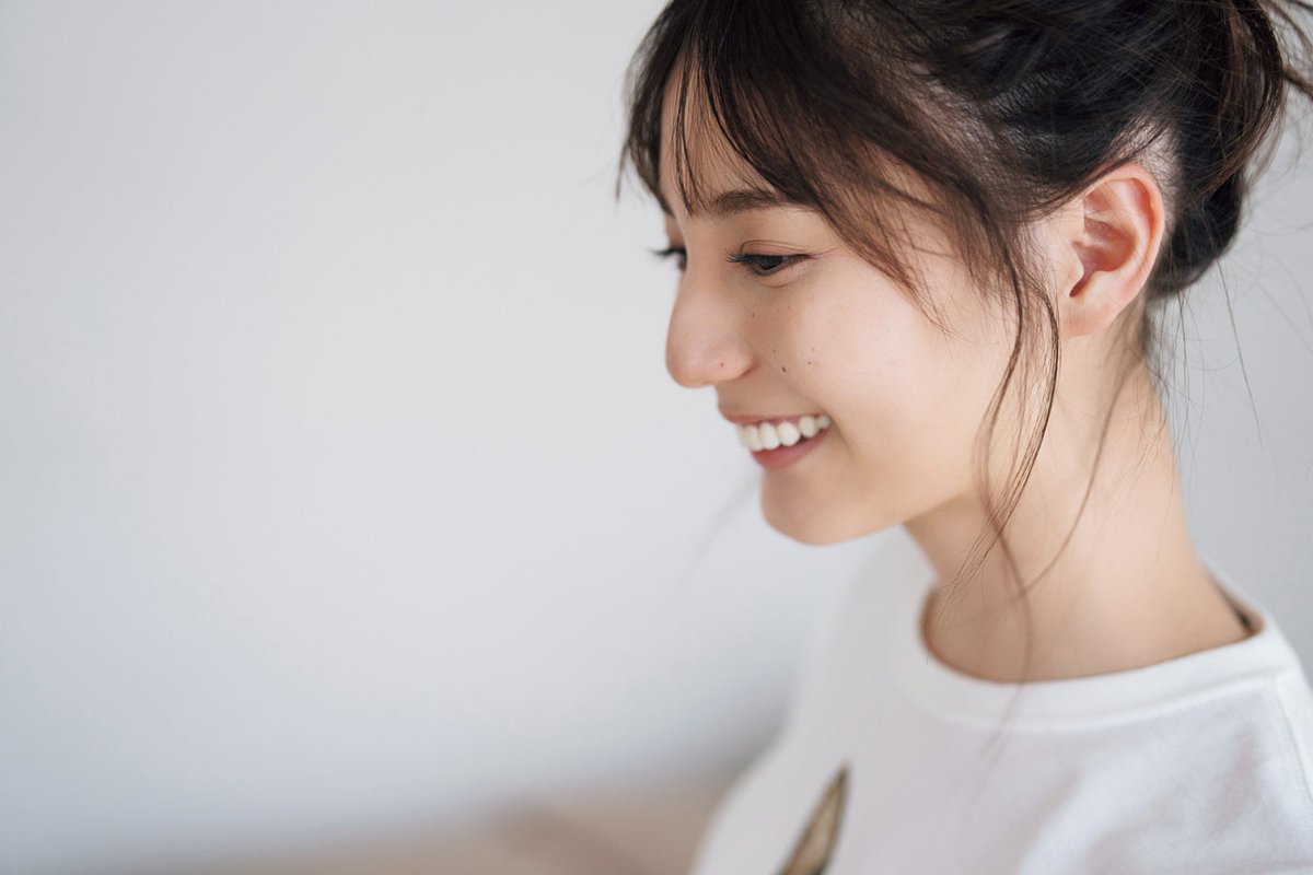 小坂菜緒 日向坂46小坂菜緒 美しい横顔にドキッ🫧 「週刊少年マガジン」久々登場