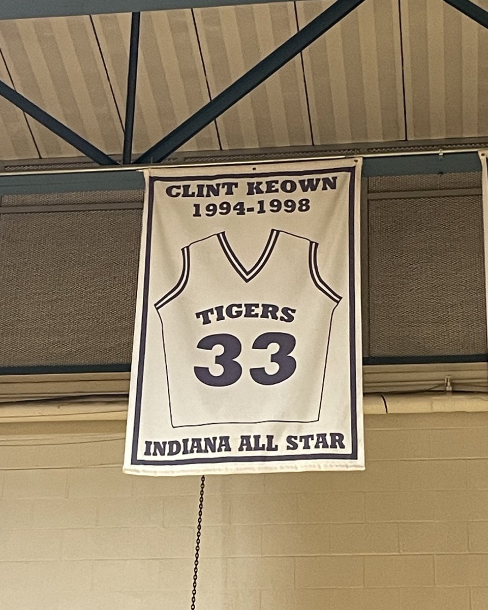 kylesokeland's tweet photo. Everyone in Evansville has a Clint Keown story. But the better ones had little to do with sports. That’s why Sunday hit people hard. On Keown’s impact at Memorial and beyond:
https://t.co/5u7hkvNfVZ https://t.co/gxnBgfZ7yb