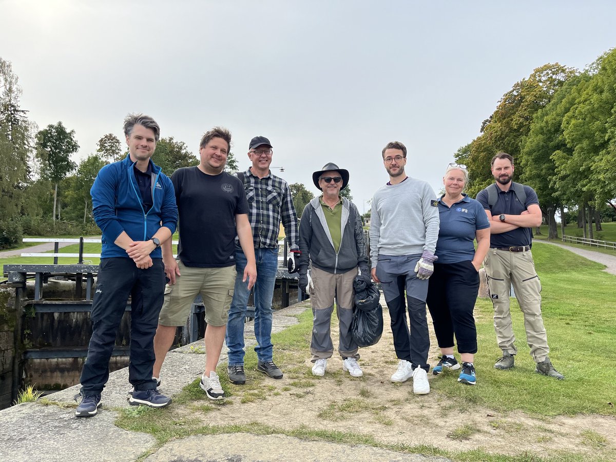 ifs's tweet photo. Our Linköping team spend their #CSRDay every year supporting the Nordic Coastal Cleanup. The team covered 17 km of the Göta Kanal, cleaning up #litter from both the shore and in the water. #NordicCoastalCleanup. Join a company that makes an impact: https://t.co/UIOONZ9U57 https://t.co/nyJpsJmHLW