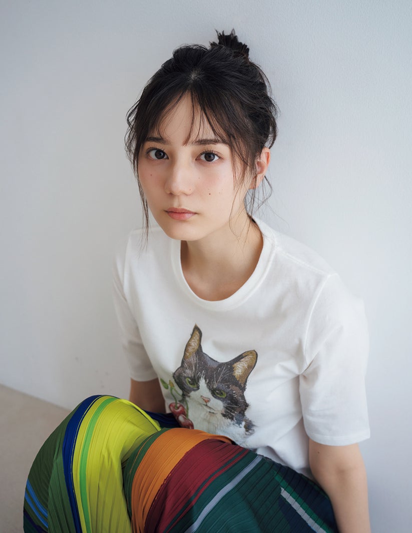 日向坂46小坂菜緒 美しい横顔にドキッ🫧 「週刊少年マガジン」久々登場