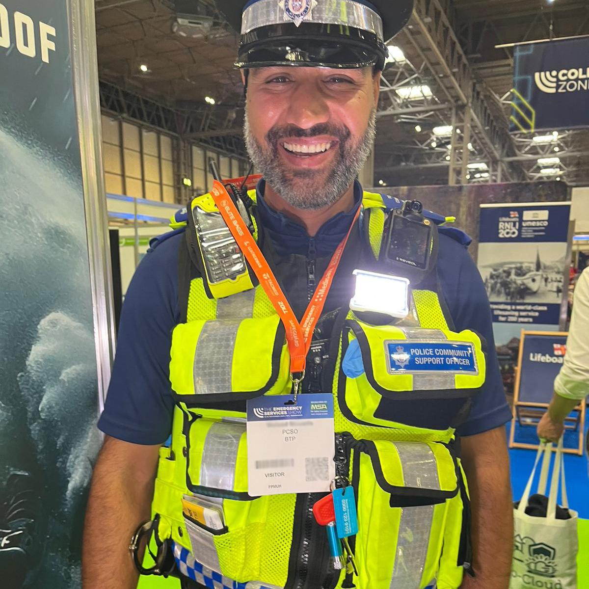 glowstonetech's tweet photo. What a big week for Glowstone, exhibiting at the Emergency services show at the NEC.

We met the officers from the West Midlands Police that have been using our light for the last few months. We learnt so much from them, their enthusiasm for our Flashlight was inspiring. https://t.co/HamsFv89qP