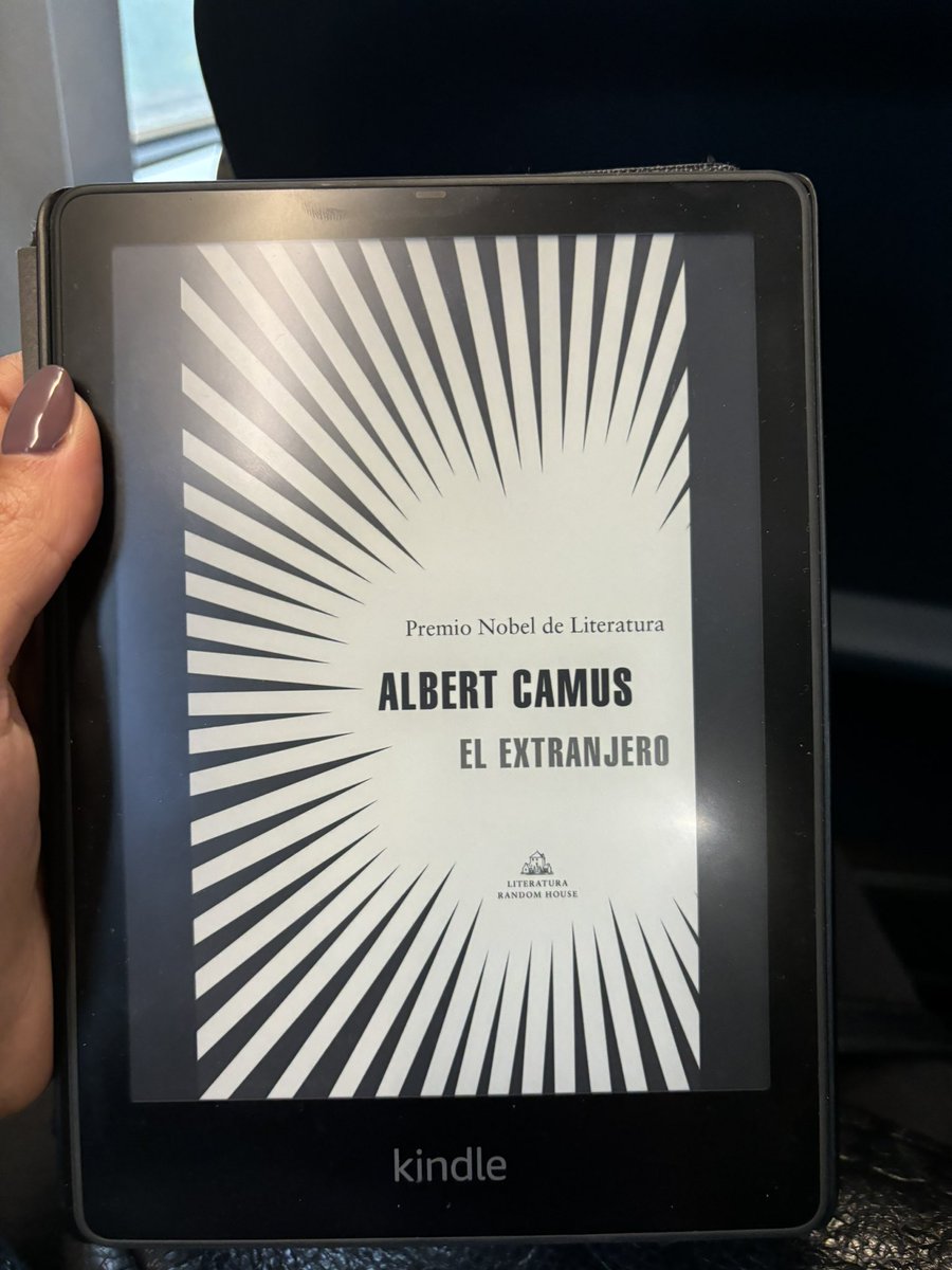 daniela_rendon's tweet photo. De trenes y libros. https://t.co/p2oCizr98w