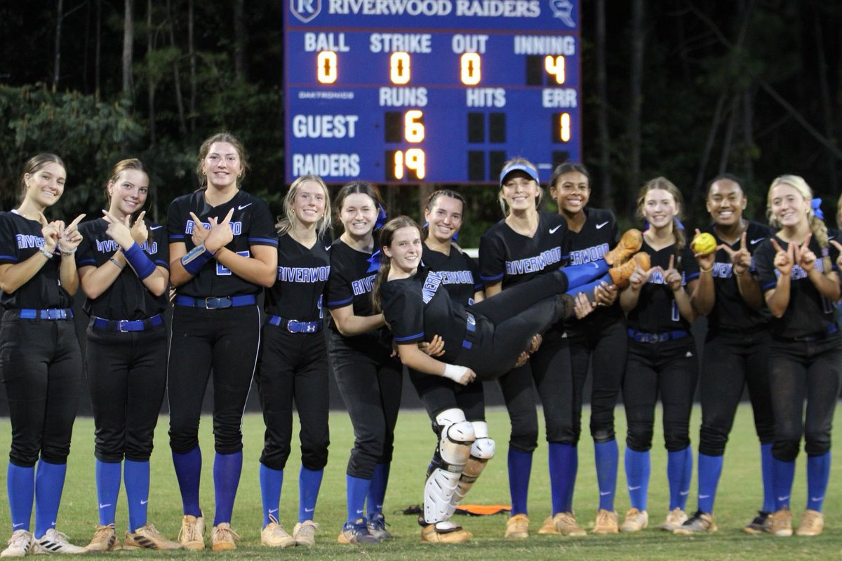 Raider Softball secured a Senior Night win over Westlake last night, including a home run by Freshman Lydia Reese. 🥎🔥 They are right back at it today. Come on out to Raider Drive tonight!

🔗 riverwoodathletics.com/2024/09/24/sof…