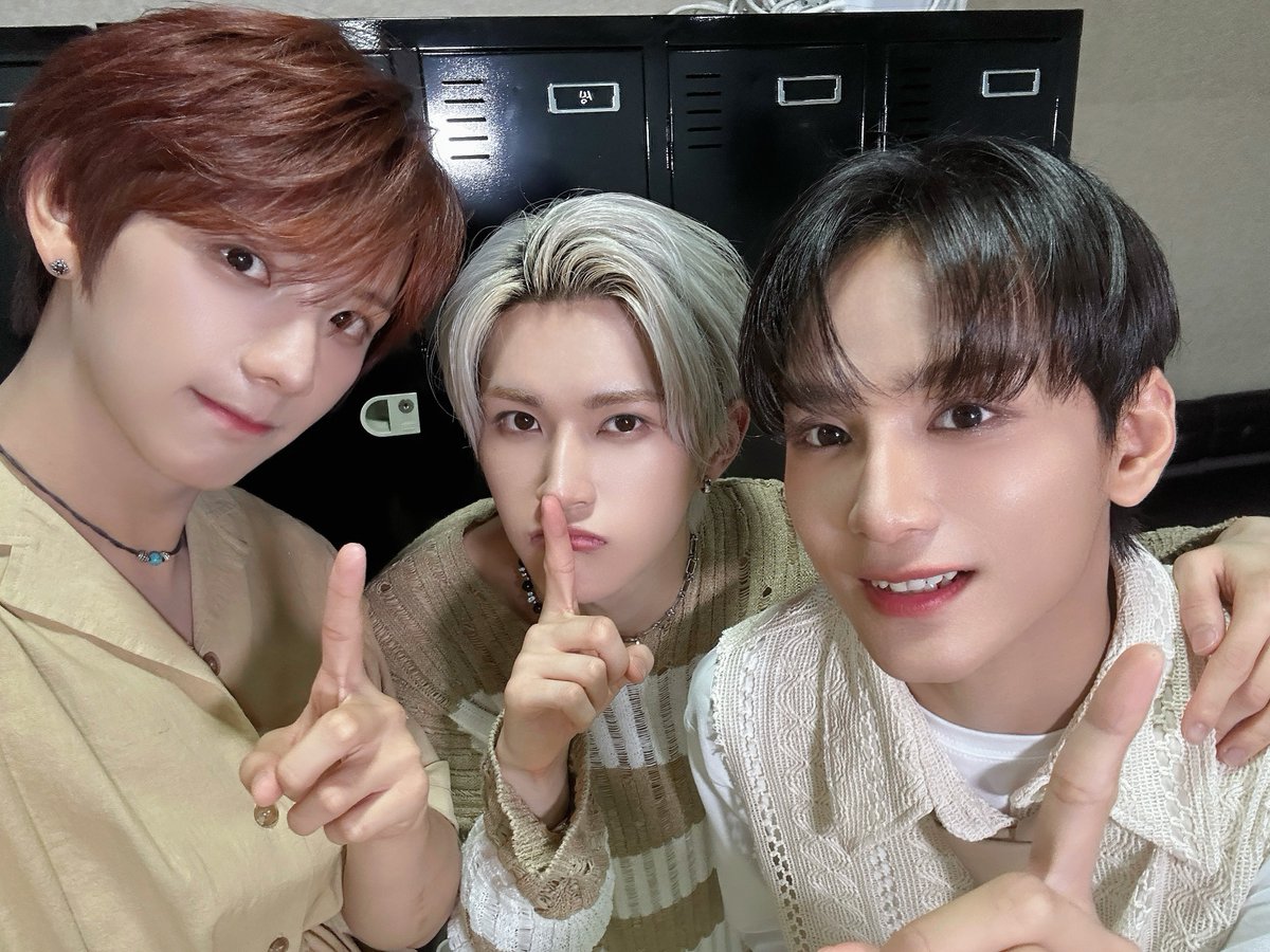 XODIACOfficial's tweet photo. [📸]

👤 : XODIAC COMEBACK 얼마나 남았어?
🩵 : 3..
👤 : 3일?
🩵 : 2..1.. 

D-DAY🌿

-

TITLE "OUR DAYS" 
ꕤTODAY 6PM (KST)

#XODIAC #소디엑 
#SOMEDAY #OURDAYS
#XODIAC_SOMEDAY
#XODIAC_OURDAYS https://t.co/EtSqg74o9a