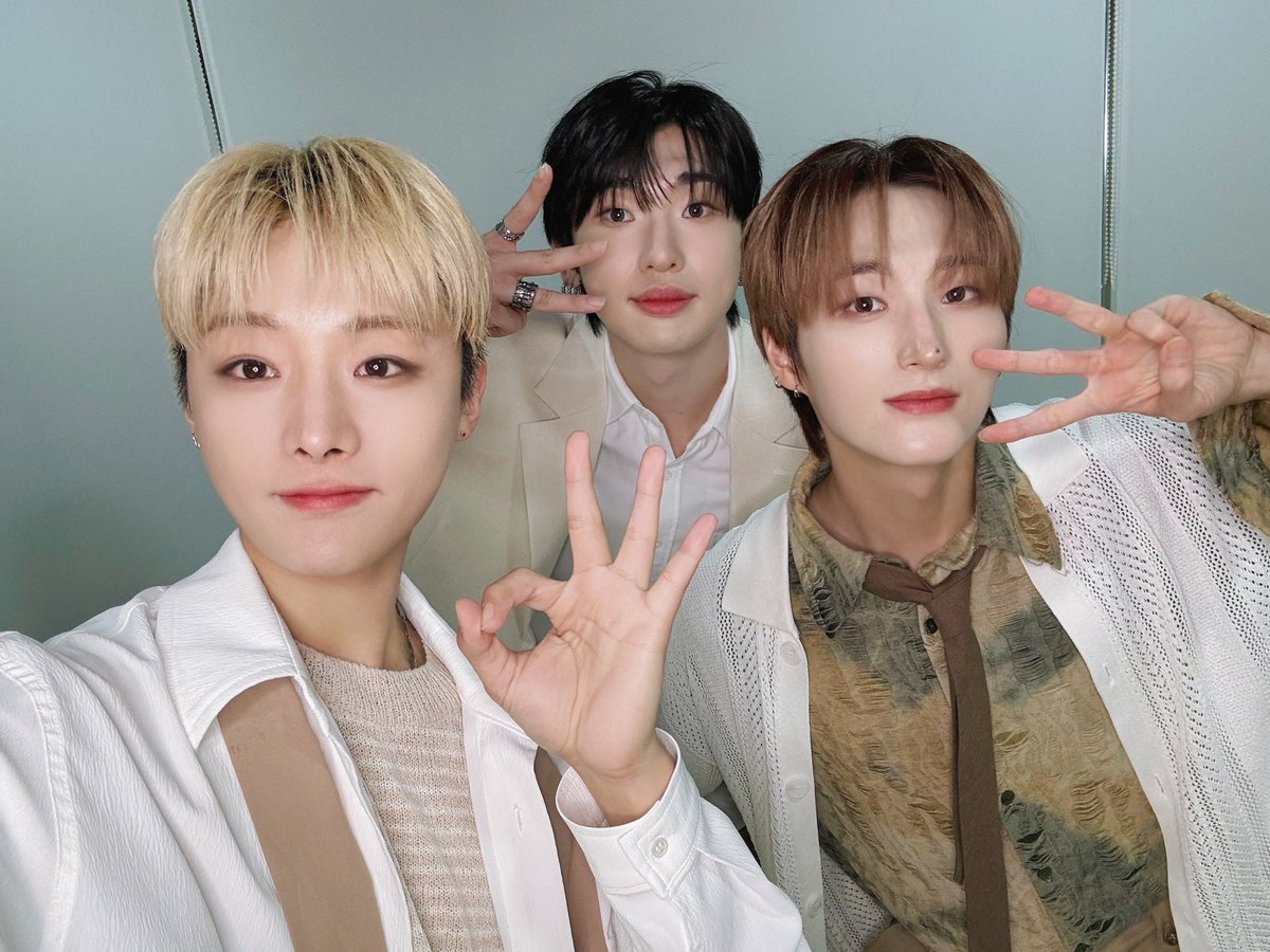 XODIACOfficial's tweet photo. [📸]

👤 : XODIAC COMEBACK 얼마나 남았어?
🩵 : 3..
👤 : 3일?
🩵 : 2..1.. 

D-DAY🌿

-

TITLE "OUR DAYS" 
ꕤTODAY 6PM (KST)

#XODIAC #소디엑 
#SOMEDAY #OURDAYS
#XODIAC_SOMEDAY
#XODIAC_OURDAYS https://t.co/EtSqg74o9a