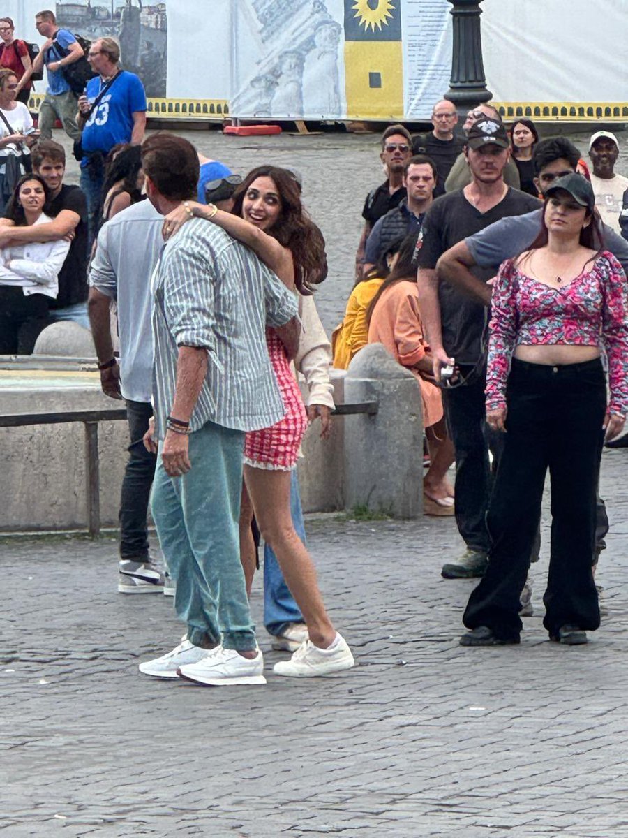 RahulOla3's tweet photo. #HrithikRoshan &amp; #KiaraAdvani are shooting for #War2's song in #ShaliniPandey is playing an important role in #Dhanush's film #Idal #Suriya44 and #ARRahman are collaborating on #Suriya45 after the chartbuster 24movie #KiaraAdvani #HrithikRoshan #War2 #Bollywood #Italy #Garime https://t.co/B41Ikn9YEB