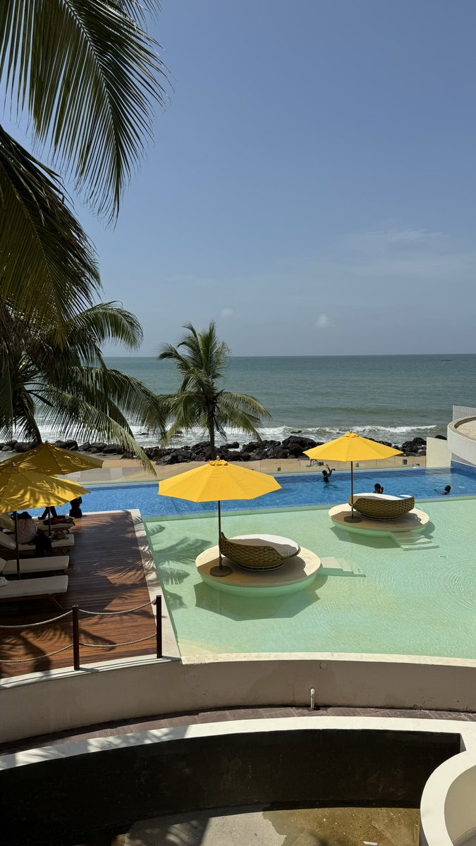 Ssyn_'s tweet photo. Petit coin de paradis: l’Oasis Beach Club, à l’hôtel Africa Queen https://t.co/q9VQjGzBsg