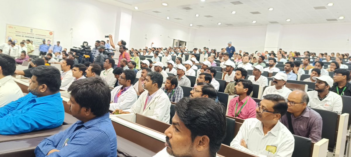 MYBHyderabad's tweet photo. Dr. @mansukhmandviya ji, Hon. minister of @YASMinistry &amp; @LabourMinistry interacted with ESIC  staff and  @mybharatgov officials &amp; volunteers at ESIC hospital #Hyderabad &amp; praised the efforts &amp; service of medical workers &amp; COVID warriors volunteers in COVID pandemic 
@nyksindia https://t.co/x2QS3lud3R