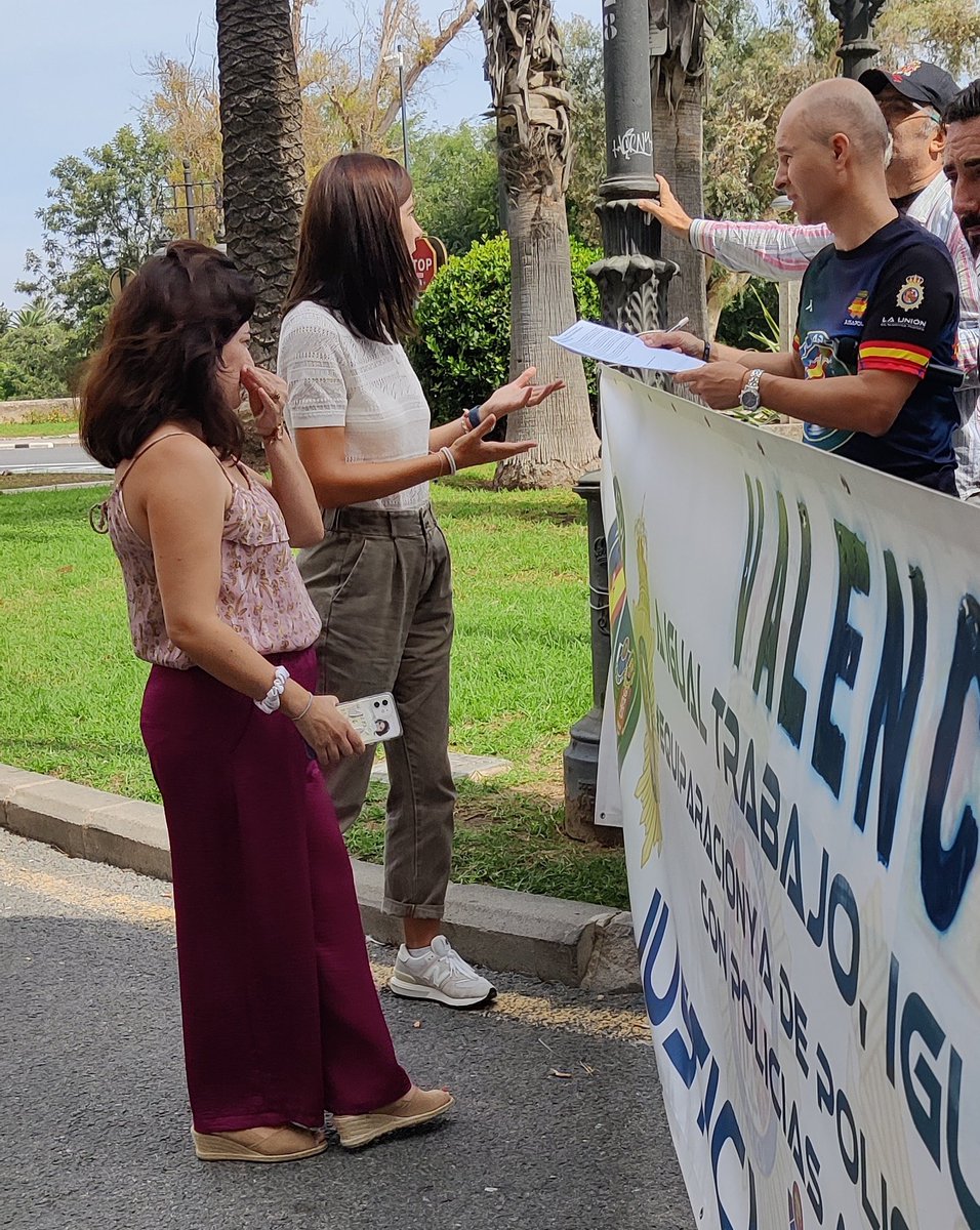 Jupol_Valencia's tweet photo. @JupolNacional 🥁 @jusapol se concentra también en la Delegación del Gobierno en VLC para reclamar lo que es de justicia

✔️#EquiparacionYa
✔️#JubilacionDignaYa
✔️#ProfesionDeRiesgoYa

⚖️ Exigimos lo que a @guardiacivil  y @Policianacional nos pertenece, la #IgualdadSalarial https://t.co/sVIrwT3fNa