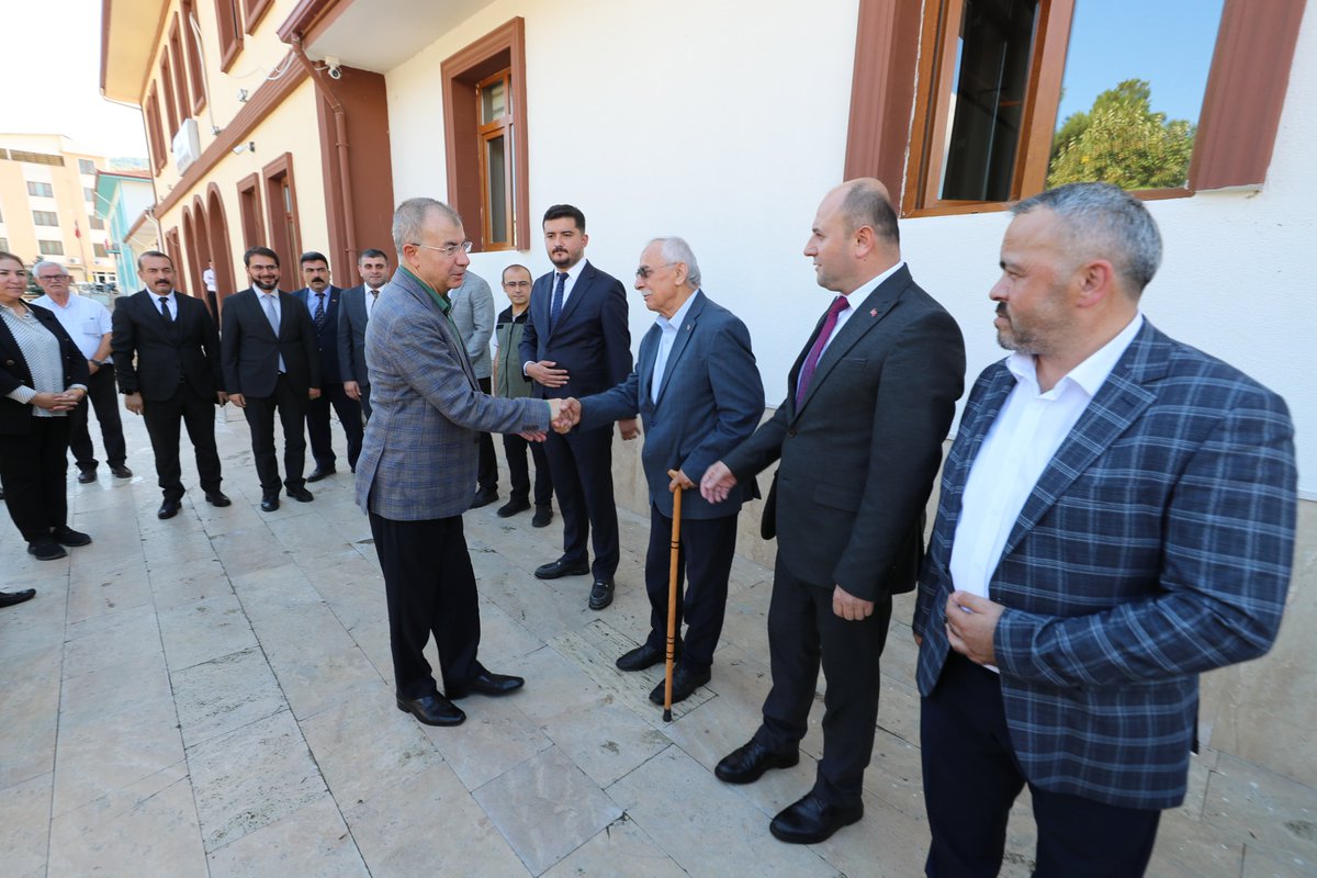 Valimiz Yılmaz DORUK, Mülkiye Başmüfettişi olarak atanması hasebiyle, Taşova Kaymakam Vekili İmran DEMİREL, Taşova Belediye Başkanı Ömer ÖZALP, Taşova Esnaf ve Sanatkarlar Odası Başkanı Mahmut TEMİZ ile Taşova Ziraat Odası Başkanı Hasan DİKMEN'e veda ziyareti gerçekleştirdi.