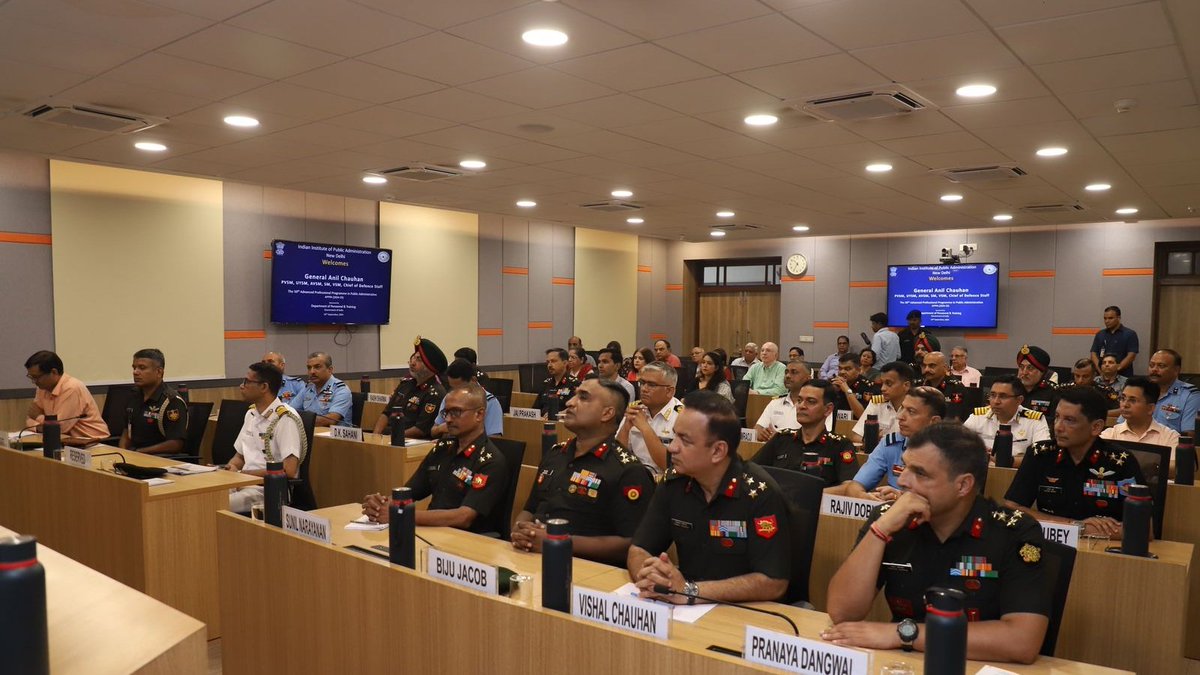 HQ_IDS_India's tweet photo. General Anil Chauhan #CDS addressed the #SeniorLeadership of #TriServices at the ongoing Defence Orientation Capsule, being conducted by #HQ_IDS, for the Advanced Professional Programme in Public Administration #APPPA Course at the Indian Institute of Public Administration #IIPA. 
Underscoring the necessity for transformational reforms in the Armed Forces, #CDS emphasised upon #Jointness_2.0 & #Integration_2.0 as critical facets towards achieving a cohesive & effective Force Structure. He elucidated #Vision2047 for #IndianArmedForces to be #FutureReady for meeting challenges of #FutureWars.

#JointnessAndIntegration

@DefenceMinIndia
@SethSanjayMP
@giridhararamane
@DoPTGoI
@iipa9