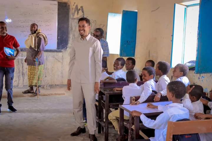 faarah_jiinje's tweet photo. Wasiirka Wasaaradda Waxbarashada iyo Tacliinta Sare ee Maamulka #SSC_Khaatumo Mudane Cabdixakiim Jaamac Dalmar
ayaa kormeeray Dugsiyada Waxbarashada Magaalooyinka #Canjiid, #Samakaab, #Adhi_Caddeeye iyo #Yagoori. https://t.co/yN6kzW9dnu
