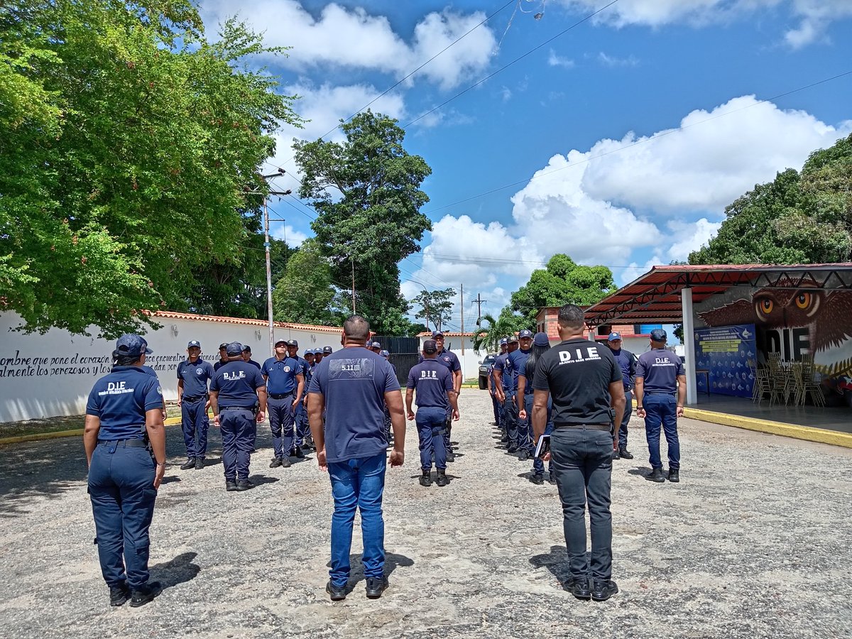 die_monagas's tweet photo. Funcionarios del Cuerpo de Policía Nacional Bolivariana adscritos a la División de Inteligencia Estratégica del estado Monagas, realizaron formación de lunes cívico, donde se orientó al personal a seguir trabajando  por el bienestar de los monaguenses
@nicolasmaduro @florescilia https://t.co/PSL5FerICs