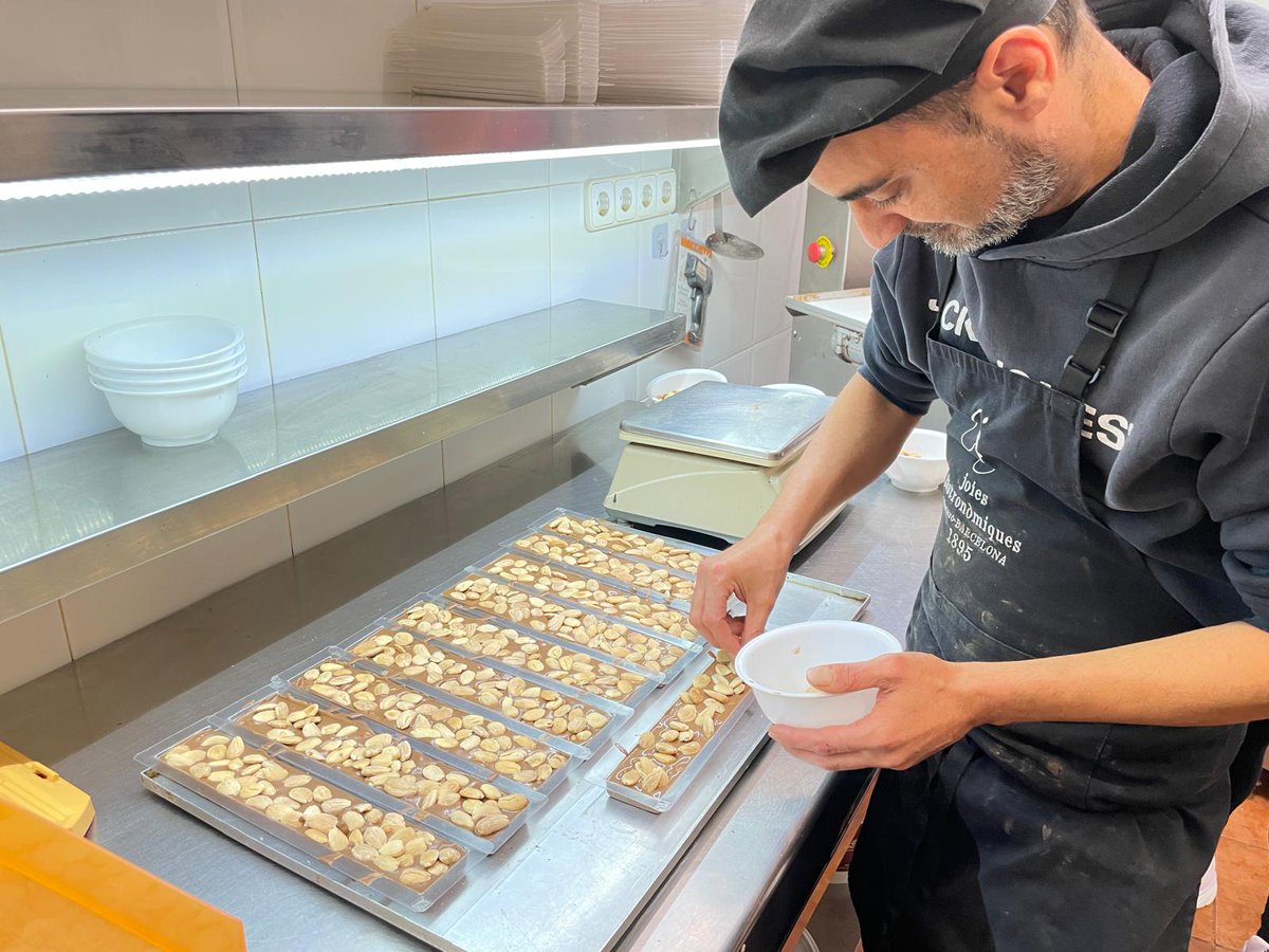 matarocat's tweet photo. 🔹Des de 1895 @Casa_Graupera són "Mestres neulers" a #Mataró. 

🍫🍪4 generacions que elaboren artesanalment més de 50 varietats de neules, torrons, xocolates, pastes i galetes tradicionals. 

🛍️Avui l'alcalde i la regidora d'Urbanisme, Eli Ruiz, han visitat la botiga i l'obrador https://t.co/LN2hrINsrk