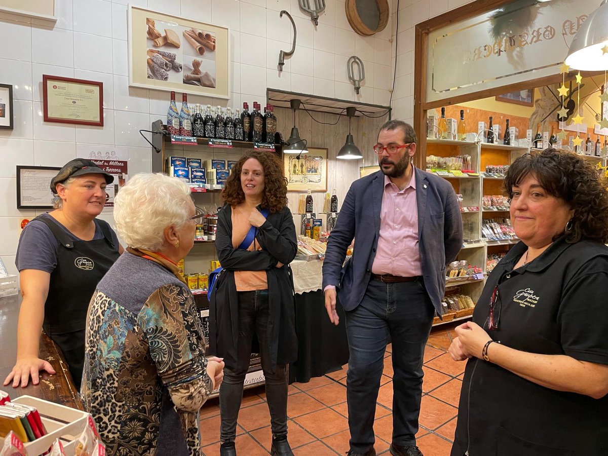 matarocat's tweet photo. 🔹Des de 1895 @Casa_Graupera són "Mestres neulers" a #Mataró. 

🍫🍪4 generacions que elaboren artesanalment més de 50 varietats de neules, torrons, xocolates, pastes i galetes tradicionals. 

🛍️Avui l'alcalde i la regidora d'Urbanisme, Eli Ruiz, han visitat la botiga i l'obrador https://t.co/LN2hrINsrk
