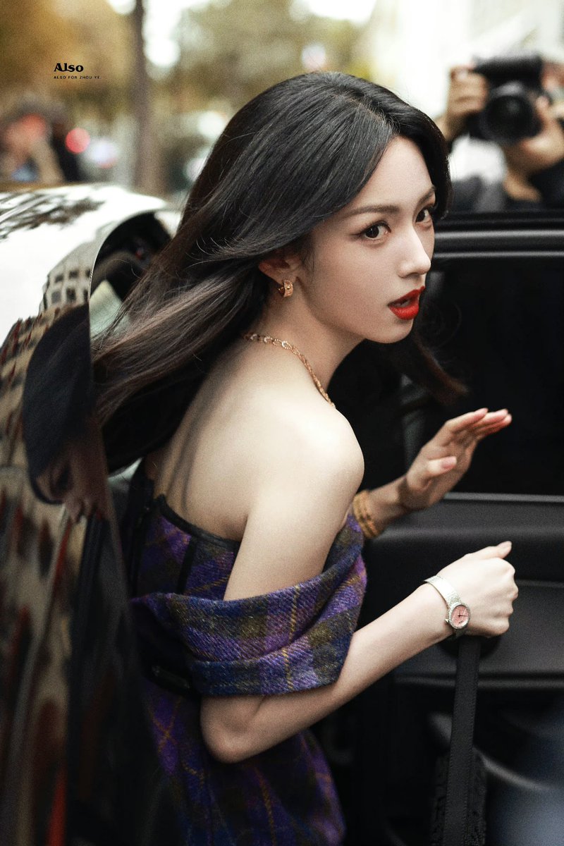 chanshi1122's tweet photo. Zhou Ye is beautiful from head to toe, effortlessly mastering a variety of styles. As the chosen Dior brand ambassador, she embodies the elegance of Eastern beauty, shining alongside the pinnacle of luxury in Paris.
-ZHOUYE AT DIOR PFW 25
#DiorSS25xZhouye #DiorSS25 #ZhouYe @Dior https://t.co/M4biIUpKDa