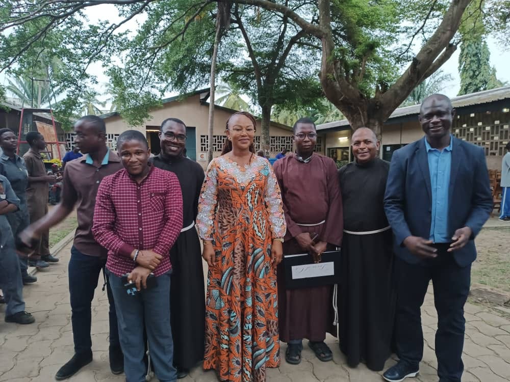 Fundacion_Amigo's tweet photo. La ministra de Familia, Mujeres e Infancia de Costa de Marfil, Nasseneba Touré, visitó nuestro centro Amigó Doumé de Abiyán en el marco del Programa de Protección de Niños y Adolescentes Vulnerables, por el cual el centro ha acogido a 30 niños. https://t.co/ZB7Gk6oWzP