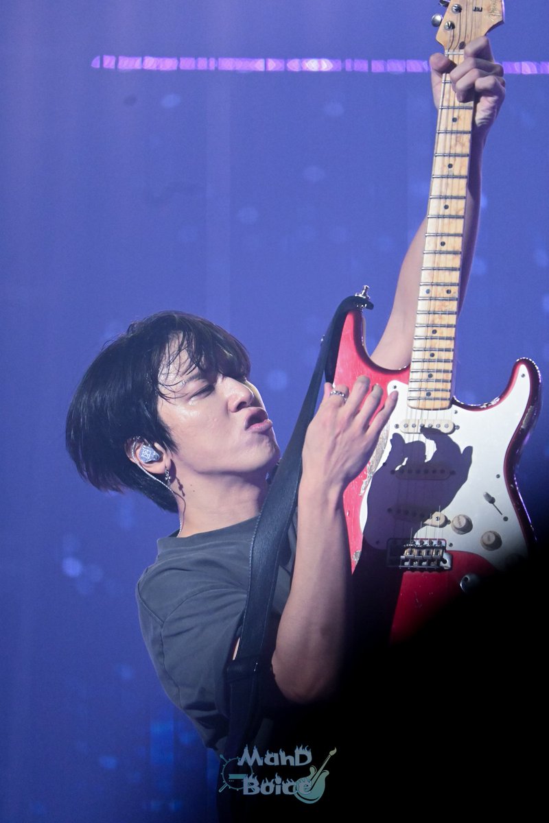 mandy_zai's tweet photo. 20240922 VOYAGE INTO X
 
Really addicted to your guitar 🎸 

#Voyage_Into_X_Seoul
#CNBLUE 
#씨엔블루 
#jungyonghwa
#정용화 
#鄭容和 https://t.co/M2g0fBWM0Q