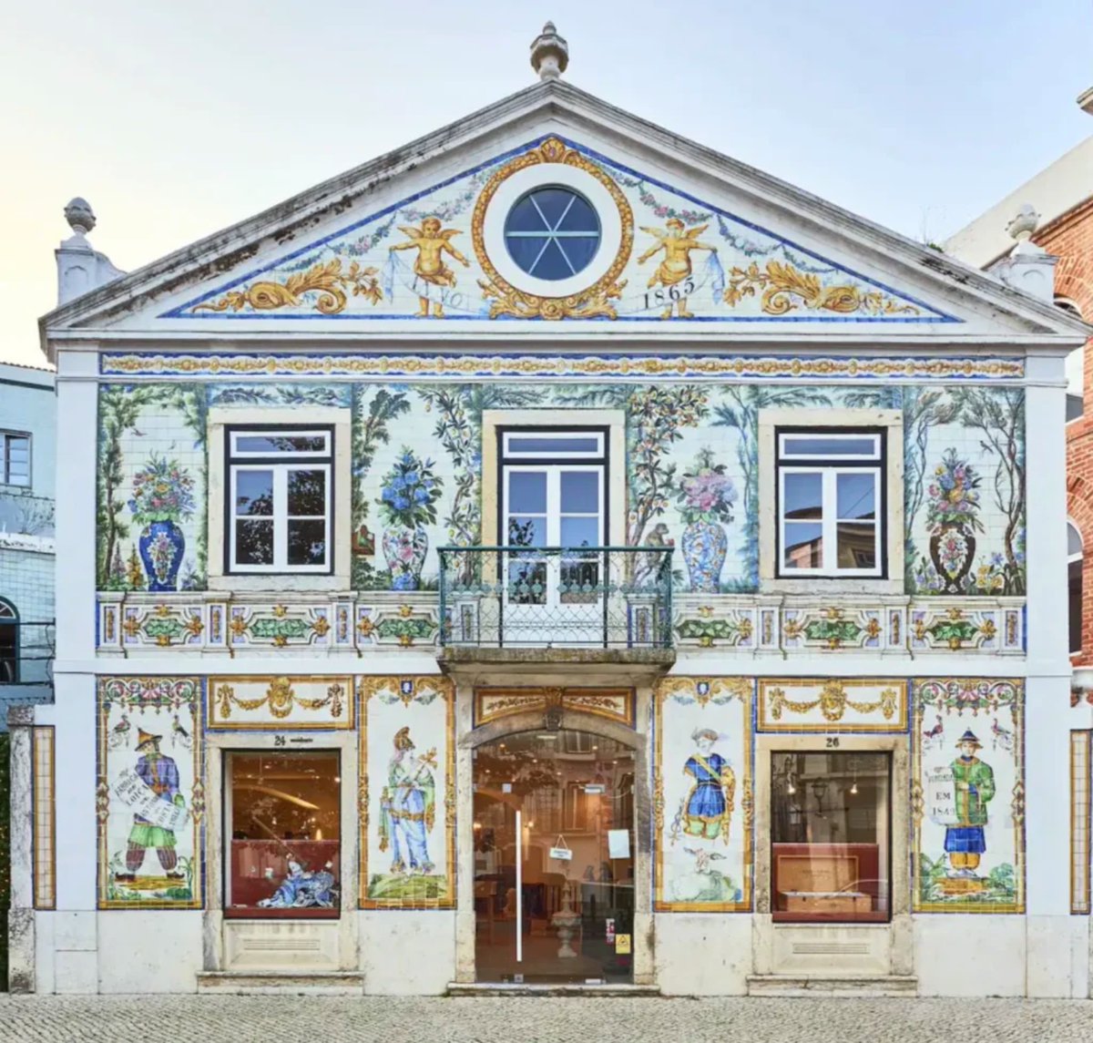 luusssso's tweet photo. The iconic designs of “azulejo” ceramic tiles originating in Portugal during the 15th century https://t.co/UTtvDzZLNB