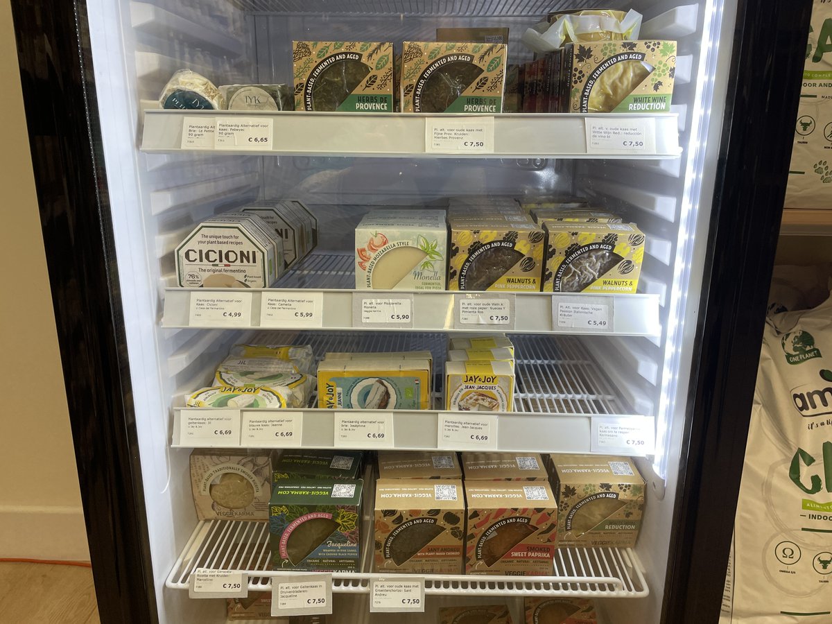 Ever since Vegabond and Willicroft closed, there are few places to find quality vegan cheese in town. Recently Vega-Life decided to fill that gap so now they have a whole fridge packed with brie, blue cheese, smoked ricotta, 'goat' cheese, aged cheese with chorizo and a lot more!