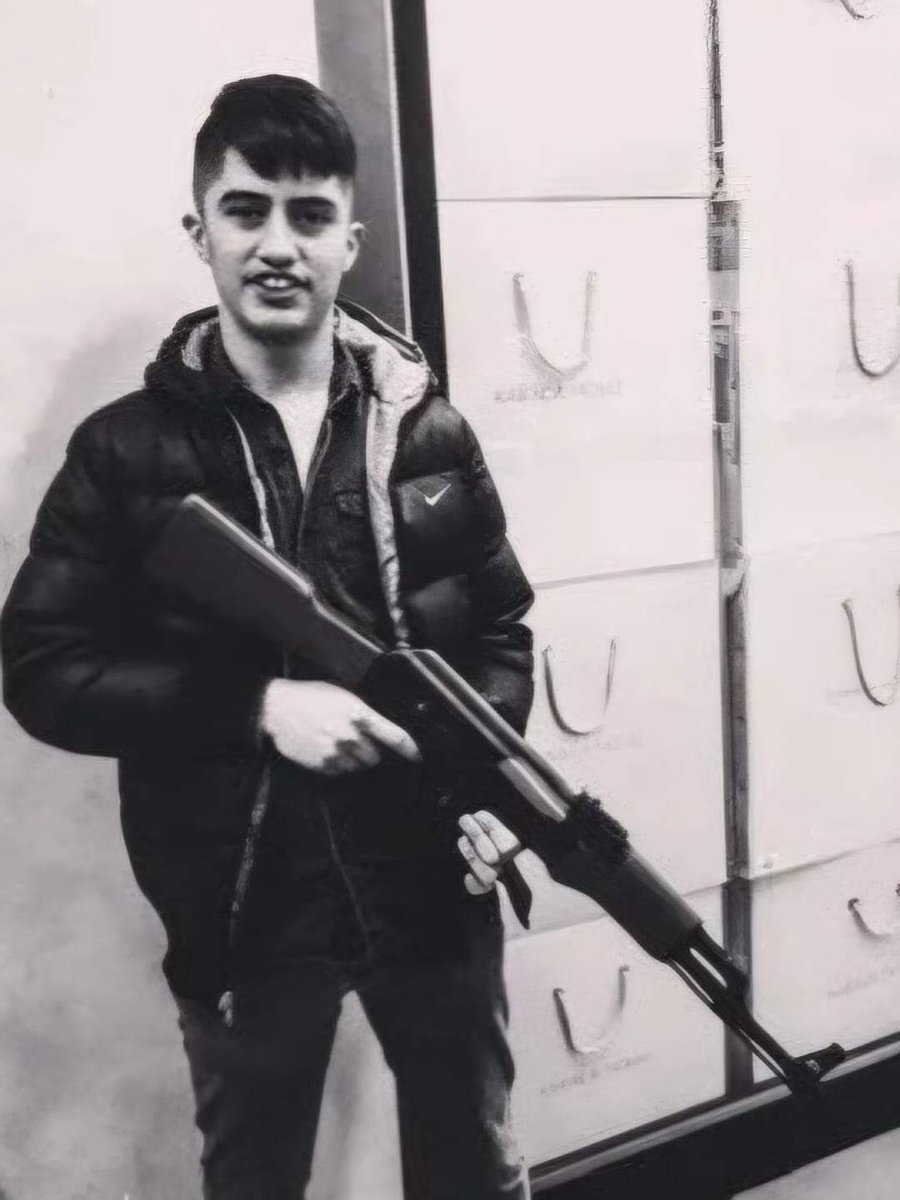 GenBasn1's tweet photo. İstanbul'da karakoldan kaçan ve bir başka polisin silahını alarak kadın polis memuru Şeyda Yılmaz'ı (27) şehit eden, 26 sabıkalı suç makinası Yunus Emre Geçer'in (19) sosyal medyada paylaştığı fotoğraflar gündem oldu. Eşi de polis olan Şehidimiz Şeyda'nın henüz ilk  görev yılıydı https://t.co/srLzeQqzn2