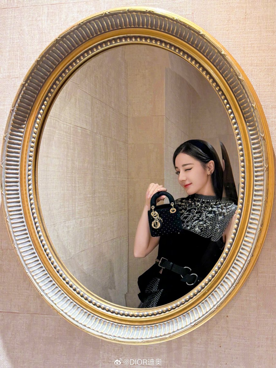 Alice_rb603's tweet photo. #DilrabaXDiorSS25 
Dilraba Dior PFW2024

DIORSS25 begins!! Dilraba is on his way to the Dior show! Let‘s immerse ourselves in watching DIORSS25 with Dilraba!😍@Dior 
#Dilraba https://t.co/aglLnqkSKD