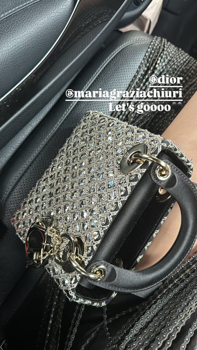 are those bike chains

LADY JISOO AT DIOR PFW 
#JISOOxDiorSS25 <a href="/Dior/">Dior</a>