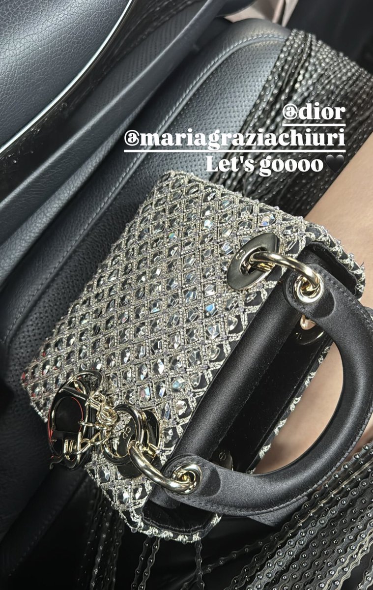 Jisoo’s story OMGG she knows she is about to slayyy 🫣

LADY JISOO AT DIOR PFW 
#JISOOxDiorSS25 @dior