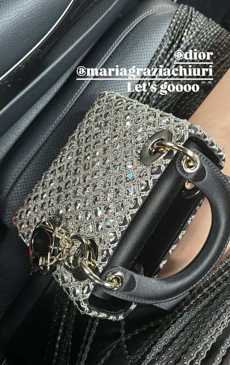 PROTECTKJISOO's tweet photo. don’t forget to add words or pics while trending so you won’t get sh4dow b4nned 🫶🏻

LADY JISOO AT DIOR PFW 
#JISOOxDiorSS25 @Dior https://t.co/wyv6G5Ijot