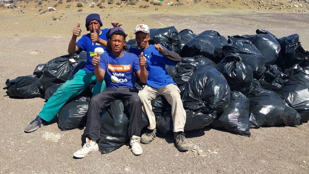 DA_NCape's tweet photo. 🇿🇦 Cllr Hugo Vorster and his team did a clean up in #Loxton for #HeritageDay.
It is up to each of us to play our party in looking after our natural heritage! https://t.co/nL2AUytxdj