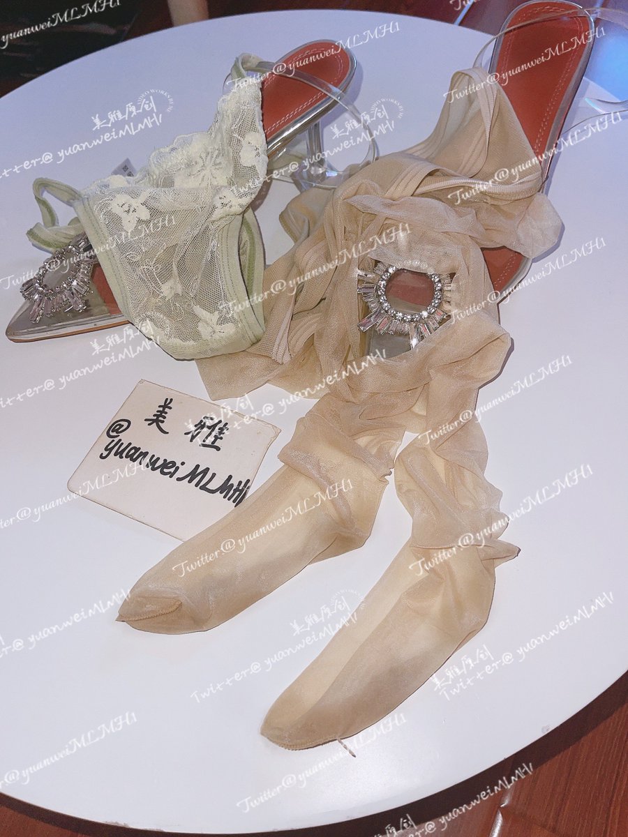 突然好久没有穿高跟凉鞋了呀，再不穿夏天就要过去了，好晒，诺！今日份