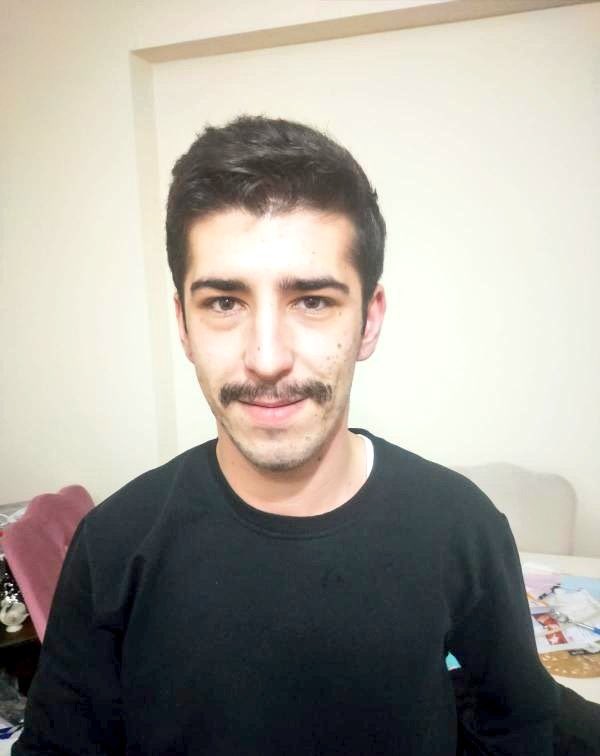 Gaziantep'ten Bosna-Hersek'e giden Deniz Eliş, bir grup tarafından kaçırıldı ve nerede olduğu bilinmiyor. 

İlkay Kaşısarı:
"1000 Euro istediler, gönderdik. Şimdi 10 bin Euro talep ediyorlar ve şiddet videoları yolluyorlar. Parayı vermezsek öldüreceklerini söylüyorlar"