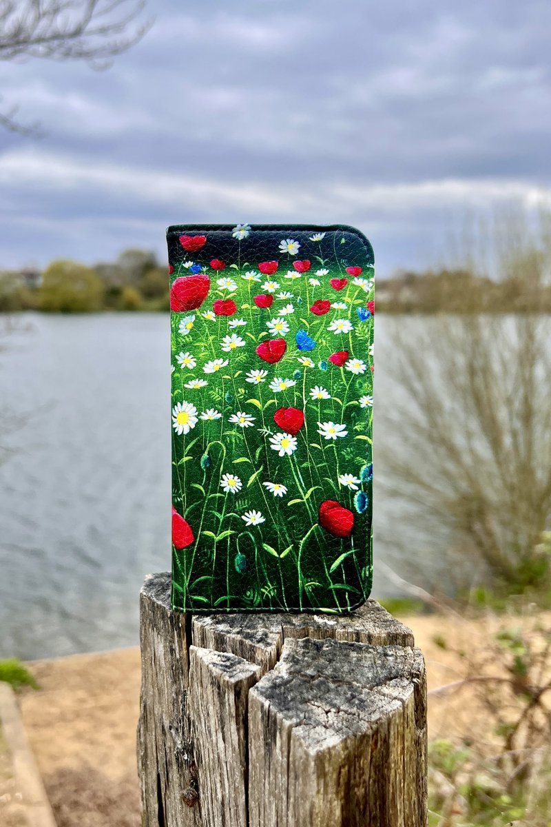 StringberryUK's tweet image. Keep your phone and cards stylishly secure with our Poppy and Daisy Wallet Phone Case 🌼📱. 
#FloralCase #WalletPhoneCase #PoppyAndDaisy #StylishProtection