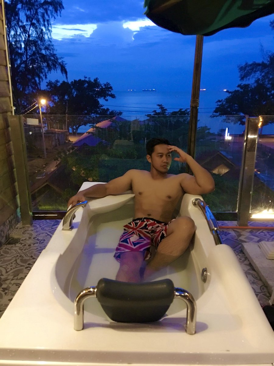mfmsAF's tweet photo. Maap lerr terseksa sikit. Ermm bila buleh dapat balik buat badan ehh.. sekarang makin kembang semangkok.. https://t.co/V4yivbLKu0